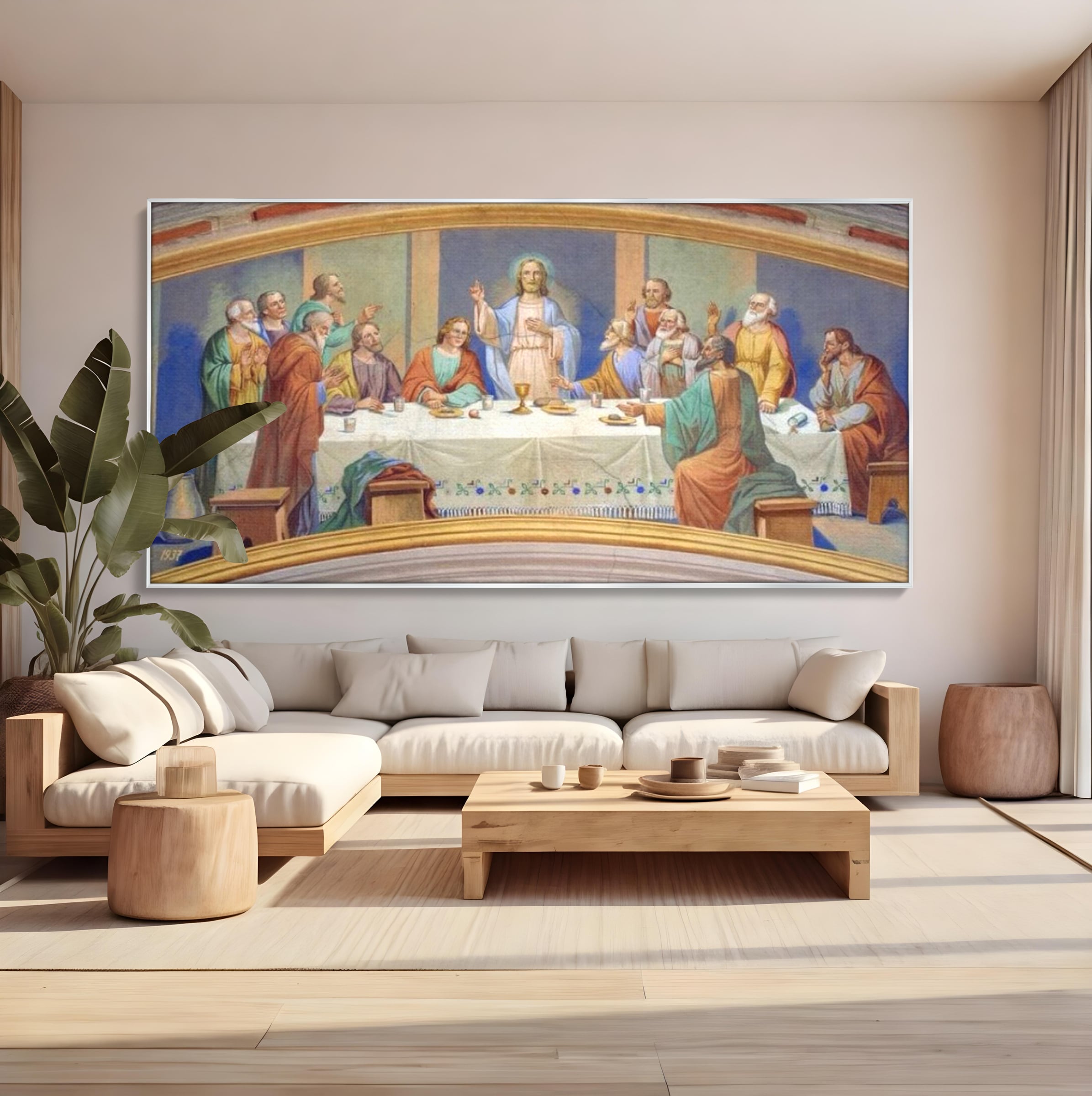 Tablou canvas cu pictura cina cea de taina, in rama de aluminiu argintiu, pe perete intr-un living